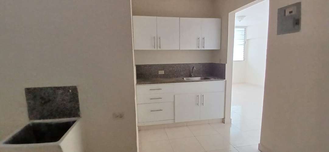SE ALQUILA APTO EN AVE FERNANDEZ DE CORDOBA - EDIFICIO SANTA MARTHA - Imagen 2