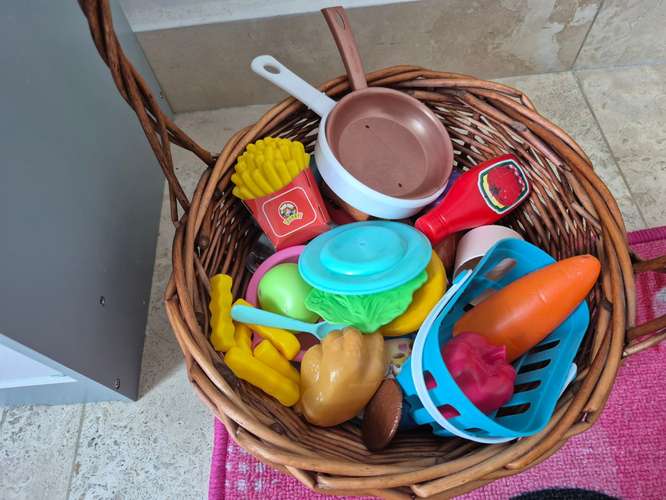 Cocina madera y accesorios (regalo alfombra )