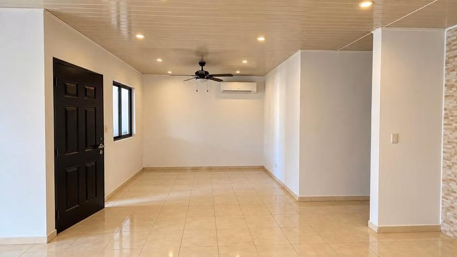 Hermosa casa recién remodelada, amplia, cómoda y lista para ocupar, ubicada en Altos de Las Acacias, en un área residenc - Imagen 10