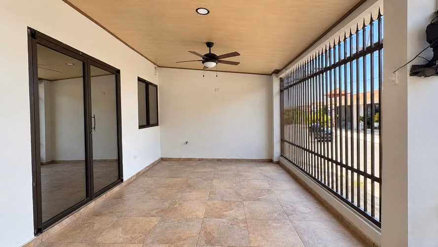 Hermosa casa recién remodelada, amplia, cómoda y lista para ocupar, ubicada en Altos de Las Acacias, en un área residenc - Imagen 5