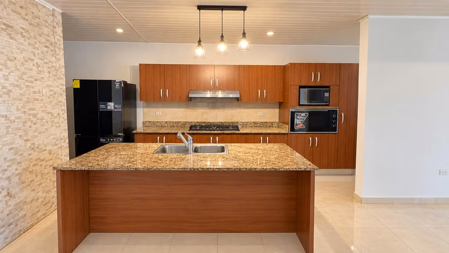 Hermosa casa recién remodelada, amplia, cómoda y lista para ocupar, ubicada en Altos de Las Acacias, en un área residenc - Imagen 7