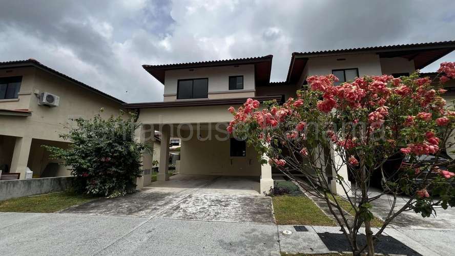 Venta de Casa Exclusiva en PH Woodlands, Panamá Pacífico 27-2624GG