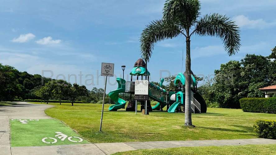 Venta de Casa Exclusiva en PH Woodlands, Panamá Pacífico 27-2624GG