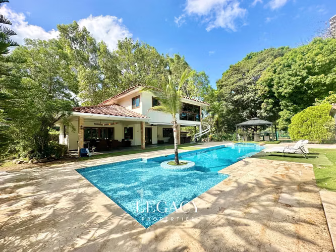 Casa con piscina en venta Coronado Golf