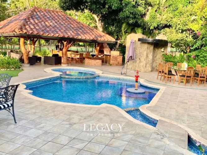 Casa con piscina en venta Coronado Golf