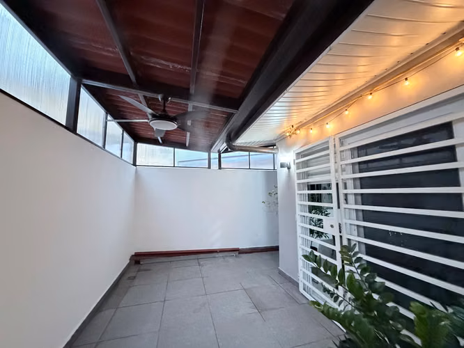 Venta de hermosa casa moderna y remodelada - Imagen 12