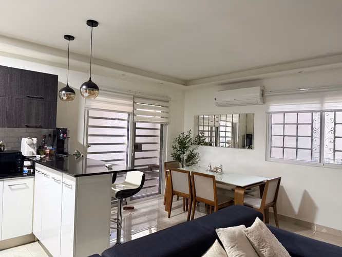 Venta de hermosa casa moderna y remodelada - Imagen 5