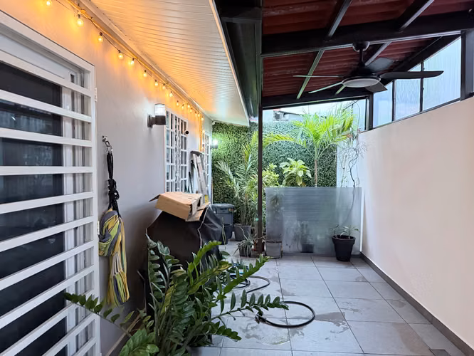 Venta de hermosa casa moderna y remodelada - Imagen 13