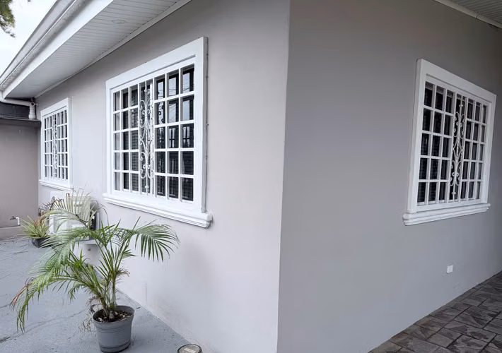 Venta de hermosa casa moderna y remodelada - Imagen 2