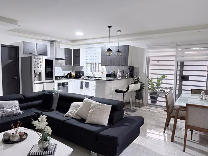 Venta de hermosa casa moderna y remodelada - Imagen 4