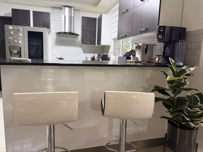 Venta de hermosa casa moderna y remodelada - Imagen 6