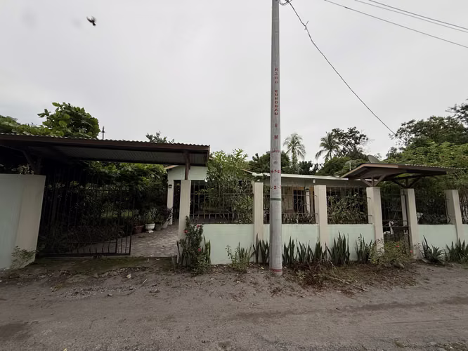 Casa amplia con gran terreno en La Pita, Alanje – 2 recámaras, 2 baños, garaje y patio cercado
