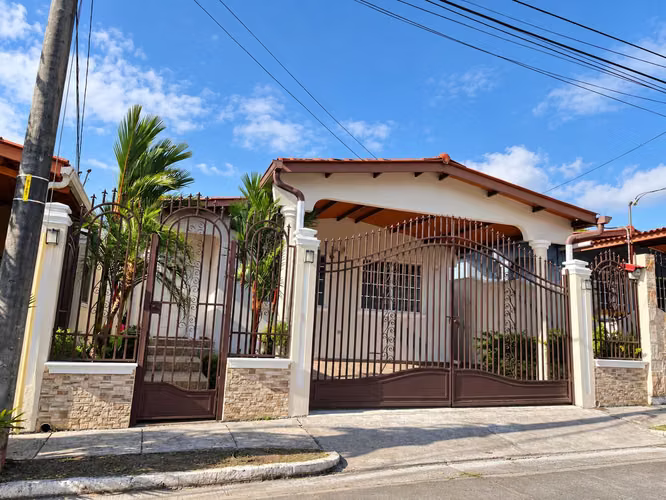 House for sale - Brisas del Golf