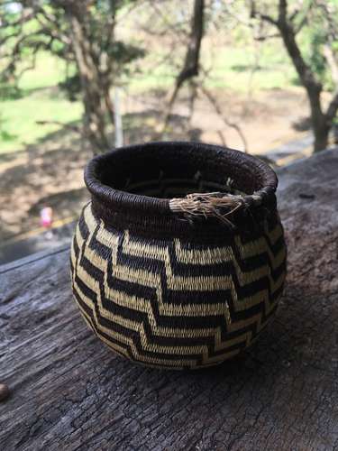 Artesanías y cestería en fibra de chunga, y piezas de madera de cocobolo