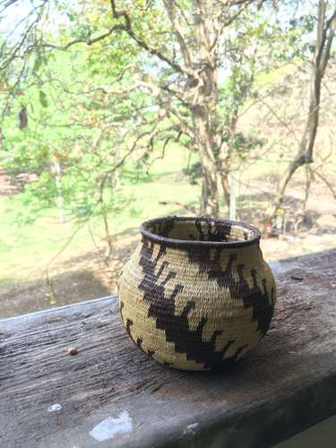 Artesanías y cestería en fibra de chunga, y piezas de madera de cocobolo