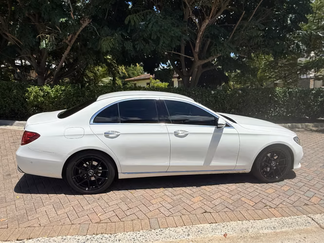 "Mercedes-Benz E – Solo 62,500 km, Impecable – $21,500"