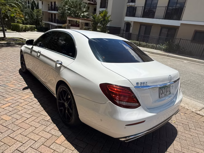 "Mercedes-Benz E – Solo 62,500 km, Impecable – $21,500"
