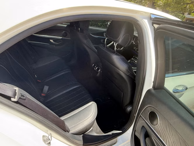 "Mercedes-Benz E – Solo 62,500 km, Impecable – $21,500"