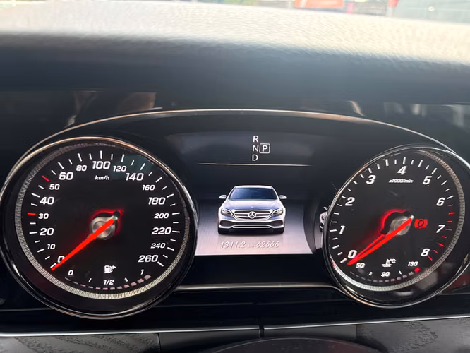 "Mercedes-Benz E – Solo 62,500 km, Impecable – $21,500"