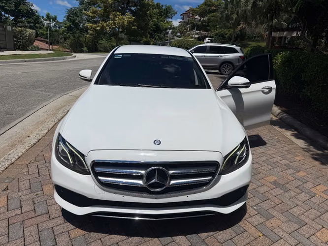 "Mercedes-Benz E – Solo 62,500 km, Impecable – $21,500"