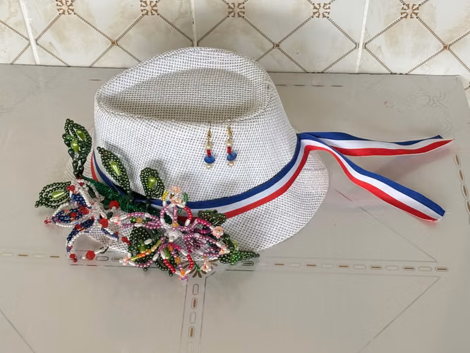 hermosos tembleques, peinetas y sombreros panameños, ideales para complementar tu atuendo típico y celebrar nuestras raí - Imagen 2