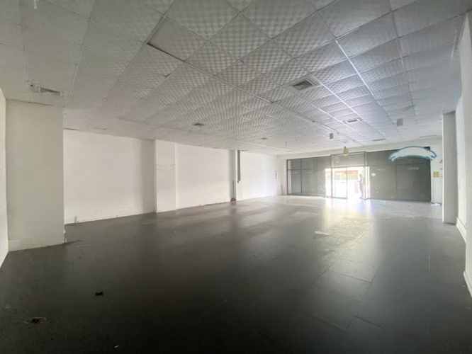 ALQUILER DE LOCCAL COMERCIAL A PIE DE CALLE - EN CALIDONIA