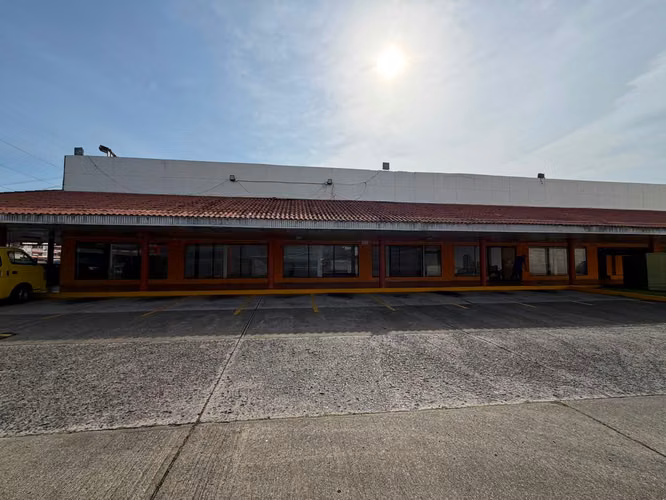 ALQUILER DE LOCAL COMERCIAL EN CAMPO LIMBERGH EN AVENIDA AGUSTIN ARANGO - Imagen 5