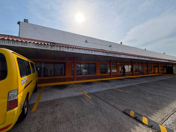ALQUILER DE LOCAL COMERCIAL EN CAMPO LIMBERGH EN AVENIDA AGUSTIN ARANGO - Imagen 6