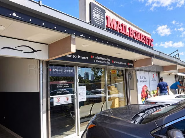 Venta de Plaza Comercial con 10 Locales en Chanis 27LGG2671