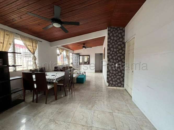 Casa En Venta En Parque Lefevre YM