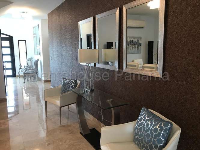 Alquilo Casa de 420m2 en Clayton Village 26-8986SRZ