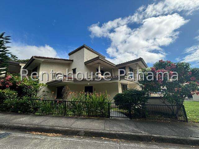 Venta de Casa en Clayton Embassy Club 330 Mts PD