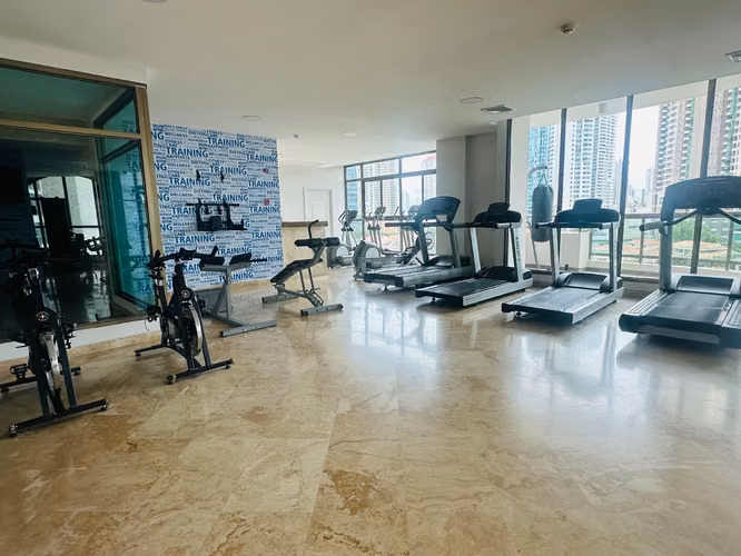 SE ALQUILAR APARTAMENTO CON LINEA BLANCA 3 HABITACIONES P.H OCEAN PARK T200