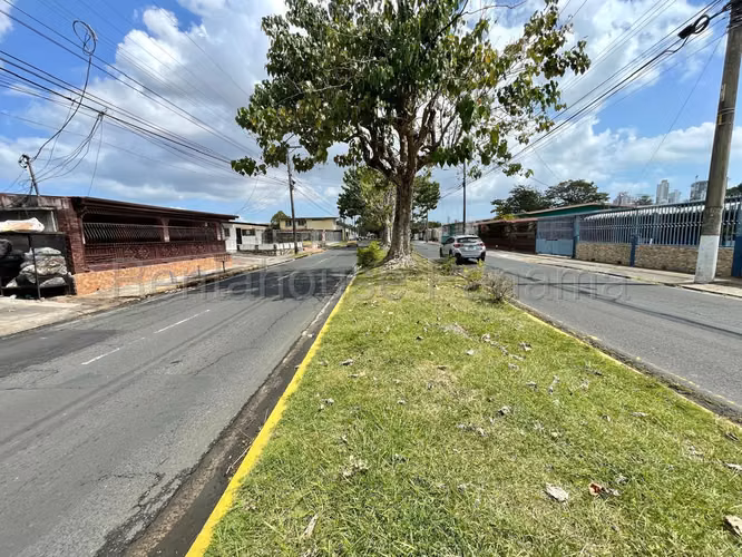 Venta Plaza Comercial Chanis - YD