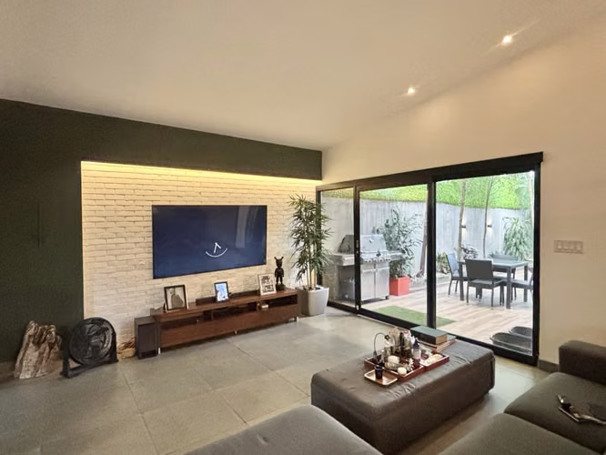 Residencia Unifamiliar Remodelada en Coco del Mar | Privacidad, Diseño Moderno y Patio Privado