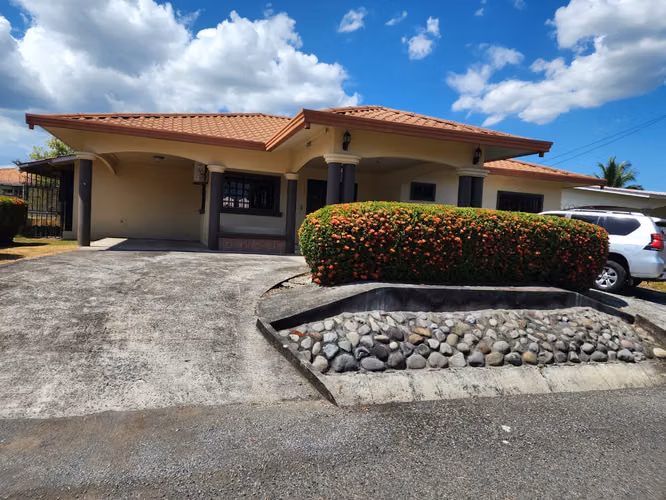 Se alquila casa sin muebles área exclusiva en David 700.00