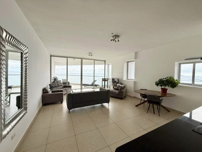 Apartment rental in Avenida Balboa with sea view