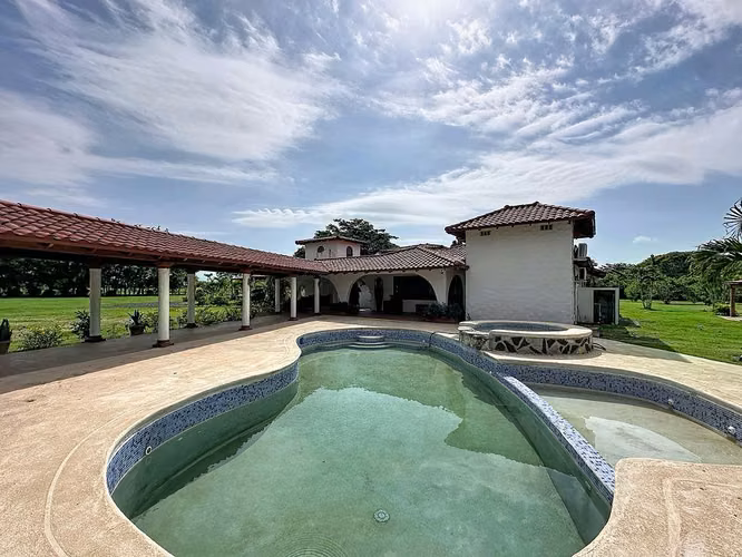 Country house rental with pool on the road to Playa Juan Hombrón