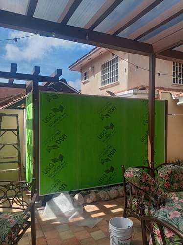 Gypsum y pintura