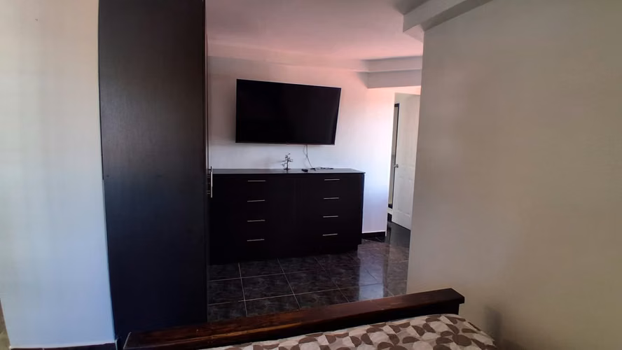 A SOLO 100 METROS DE LA PLAYA, Amplia Casa de 3 Niveles– 5 Recámaras, Terraza