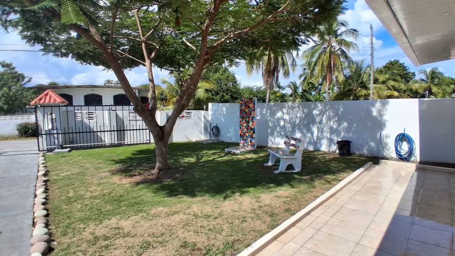 A SOLO 100 METROS DE LA PLAYA, Amplia Casa de 3 Niveles– 5 Recámaras, Terraza