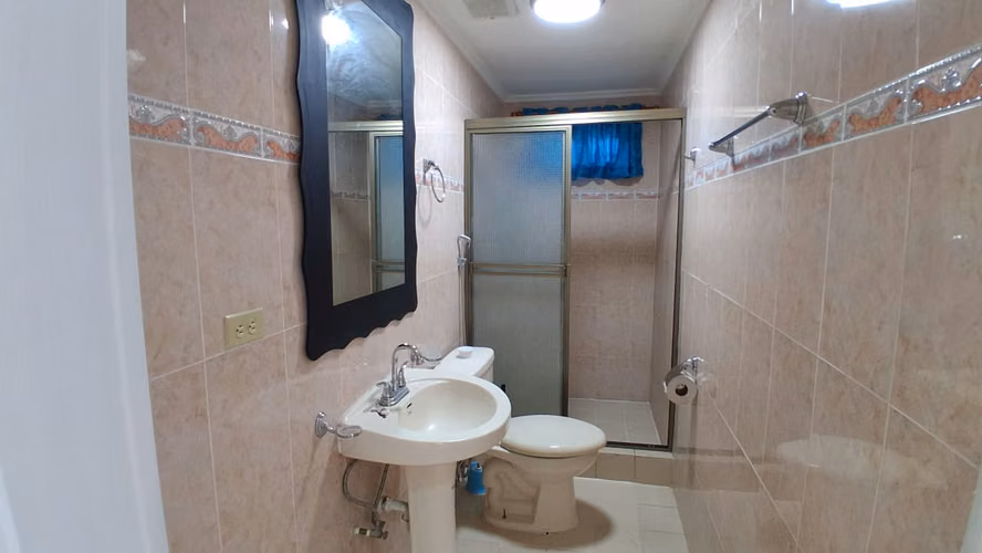 A SOLO 100 METROS DE LA PLAYA, Amplia Casa de 3 Niveles– 5 Recámaras, Terraza