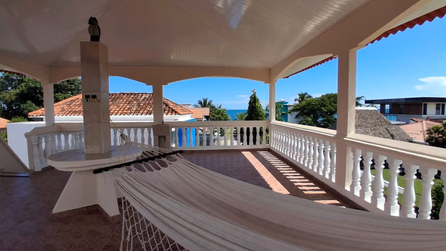 A SOLO 100 METROS DE LA PLAYA, Amplia Casa de 3 Niveles– 5 Recámaras, Terraza