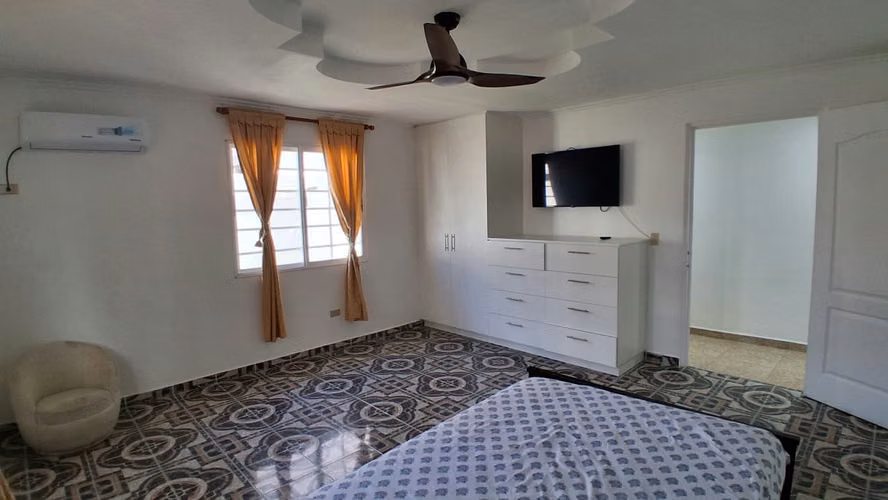 A SOLO 100 METROS DE LA PLAYA, Amplia Casa de 3 Niveles– 5 Recámaras, Terraza