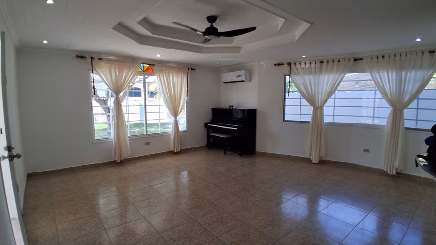 A SOLO 100 METROS DE LA PLAYA, Amplia Casa de 3 Niveles– 5 Recámaras, Terraza
