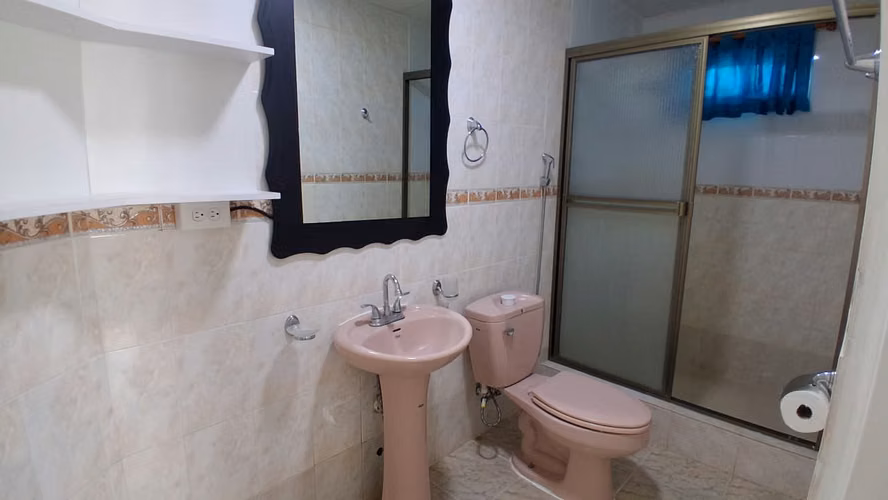 A SOLO 100 METROS DE LA PLAYA, Amplia Casa de 3 Niveles– 5 Recámaras, Terraza