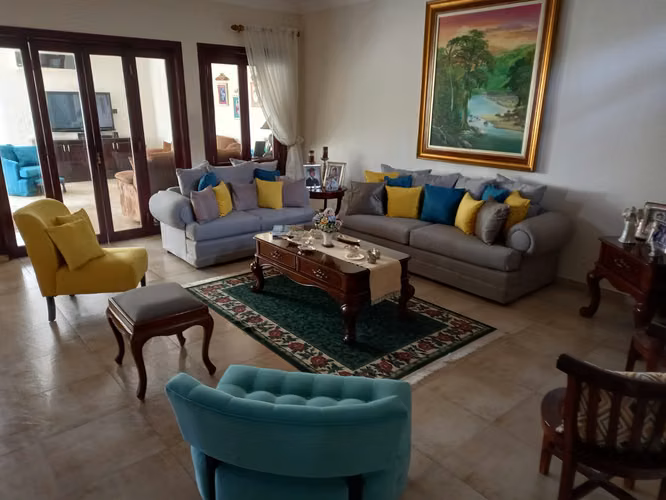 SE VENDE AMPLIA CASA LA ALAMEDA PISCINA 4 RECAMARAS