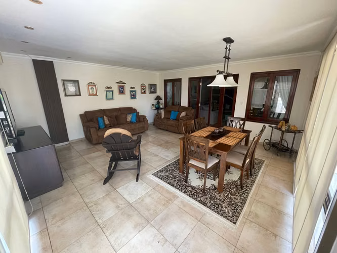 SE VENDE AMPLIA CASA LA ALAMEDA PISCINA 4 RECAMARAS