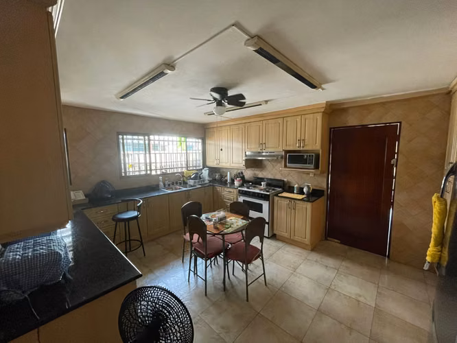 SE VENDE AMPLIA CASA LA ALAMEDA PISCINA 4 RECAMARAS