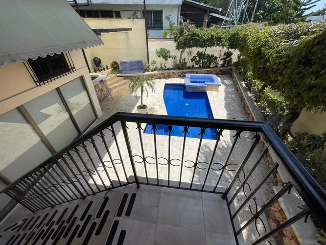 SE VENDE AMPLIA CASA LA ALAMEDA PISCINA 4 RECAMARAS